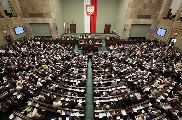 228 posłów było za przyjęciem sprawozdania, 215 - przeciw, nikt nie wstrzymał się od głosu /PAP