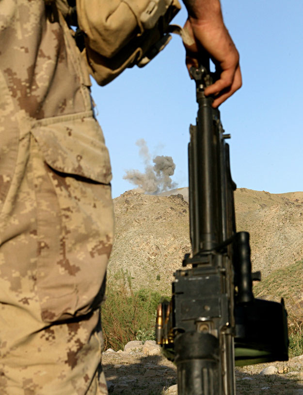 23 kwietnia 2006 r.: Kanadyjski żołnierz ogląda, jak w powietrze wylatuje punkt obserwacyjny talibów /AFP
