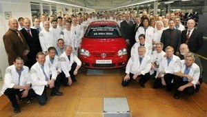 23 marca 2007 r. z taśmy montażowej fabryki w Wolfsburgu zjechał 25-milionowy egzemplarz VW Golfa. /Volkswagen
