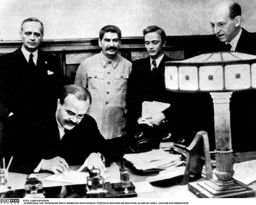 23 sierpnia 1939 r. - podpisanie paktu o nieagresji pomiędzy sowiecką Rosją i III Rzeszą, zwanego paktem Ribbentrop-Mołotow. /East News