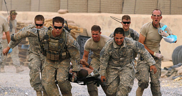 24 czerwca 2010 r.: Transport krytycznie rannego żołnierza US Army na lądowisko śmigłowców /Getty Images/Flash Press Media