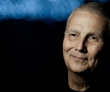 24 grudnia 2016 mijają dwa lata od śmierci Krzysztofa Krauzego - wybitnego polskiego reżysera i scenarzystę, twórca filmów nagradzanych na festiwalach w Polsce i za granicą ("Dług", "Mój Nikifor", "Papusza", "Plac Zbawiciela"). Zmarł w wieku 61 lat.

W 2006 roku lekarze zdiagnozowali u niego raka prostaty. O swojej chorobie mówił w wywiadzie dla tygodnika "Wprost": "Każdy chory na raka spodziewa się cierpienia. Prędzej czy później. I może wtedy chce umrzeć. Tylko w ten sposób czasami myślę o nowotworze. Ale nie chcę chyba o tym rozmawiać. Nawet kiedy ludzie mówią na dzień dobry: 'Jak się czujesz?', proszę, aby pomijali to pytanie".