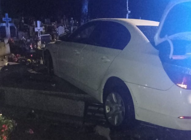 24-latek stracił panowanie nad autem i uszkodził nagrobki /Lubelska Policja /Policja