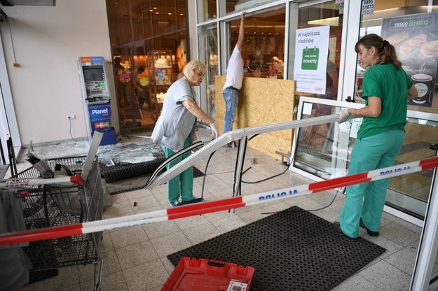 24-letni mężczyzna ciągnikiem rolniczym wjechał, do jednego z marketów. Następnie siekierą zniszczył witryny sklepu. /Darek Delmanowicz /PAP