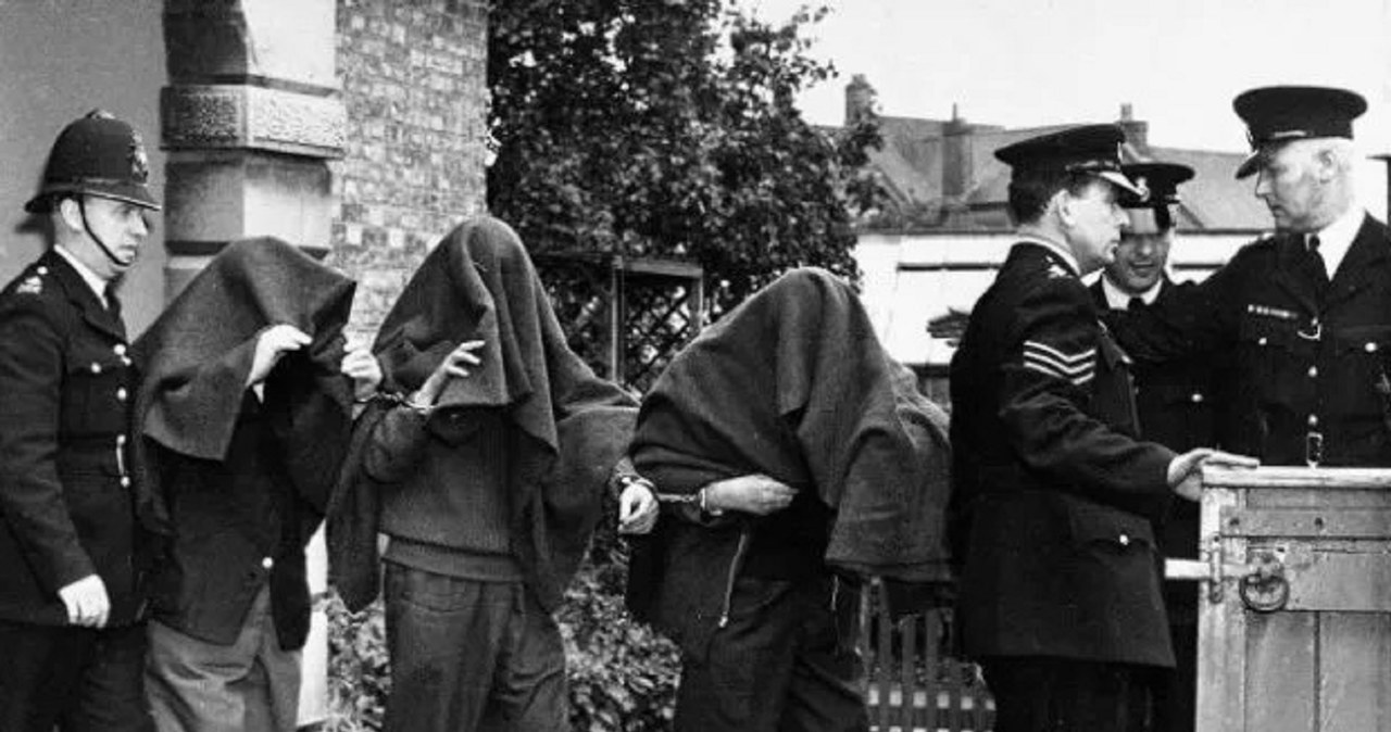 24 wrzesnia1963 - policja wyprowadza trzech członków gangu / zdjęcie: Wikipedia /domena publiczna