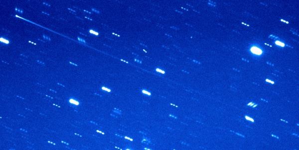 (248370) 2005 QN173 to obiekt widoczny w lewym górnym rogu z długim ogonem /materiały prasowe