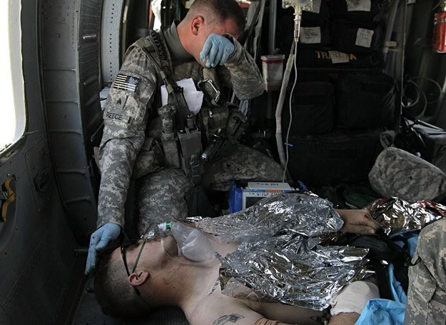 25 czerwca 2010 r.: Ewakuacja rannych żołnierzy amerykańskich z okolic Kandaharu /Getty Images/Flash Press Media
