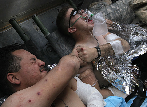 25 czerwca 2010 r.: Ranni żołnierze amerykańscy na pokładzie śmigłowca /Getty Images/Flash Press Media