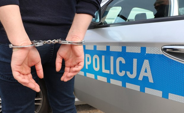 25-latek uciekł w kajdankach z terenu komendy