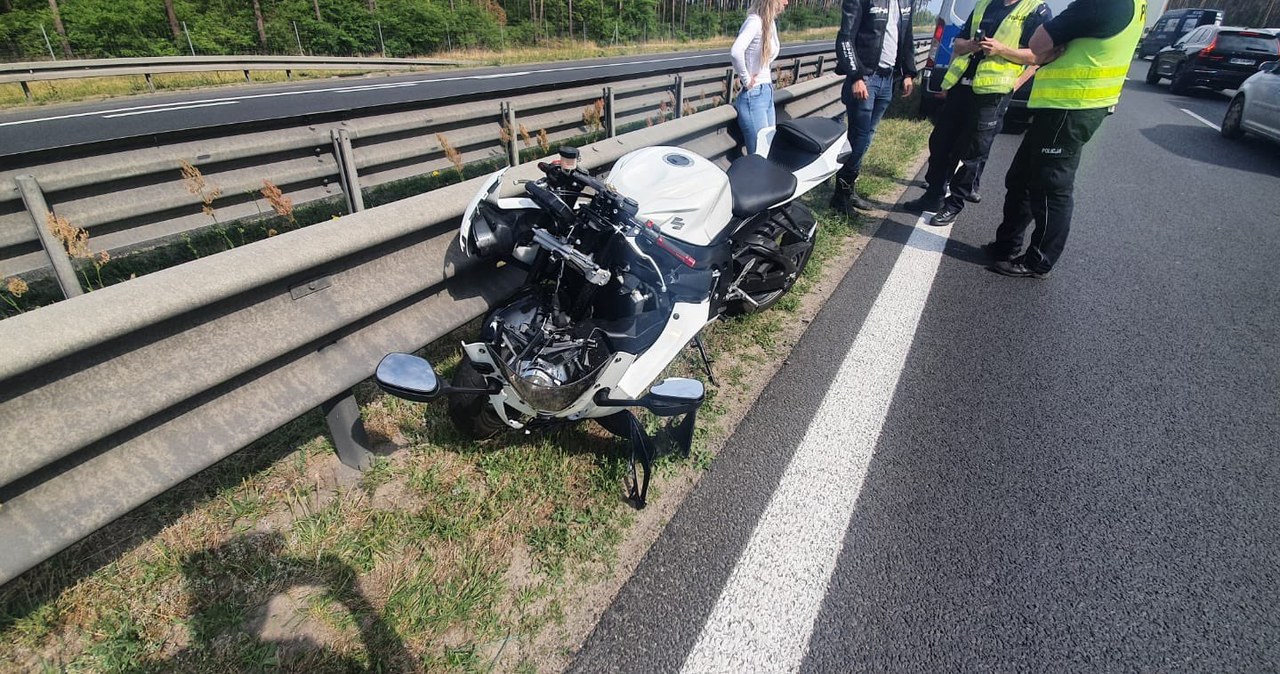 25-letni motocyklista jechał korytarzem życia za radiowozem /Policja