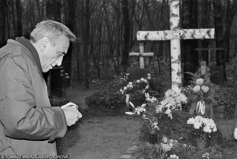 25 listopada 1990 r. Pierwsza tura wyborów prezydenckich. Tadeusz Mazowiecki odwiedza grób swojej żony na cmentarzu w Laskach /Tomasz Wierzejski/Fotonova /East News
