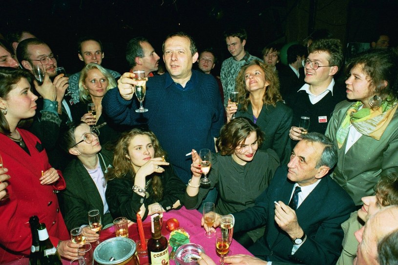 25 listopada 1990 r. Po ogłoszeniu przegranej Tadeusza Mazowieckiego. Toast wznosi Adam Michnik. Przy stole, obok premiera, m.in. Katarzyna Piekarska /Tomasz Wierzejski /Agencja Gazeta