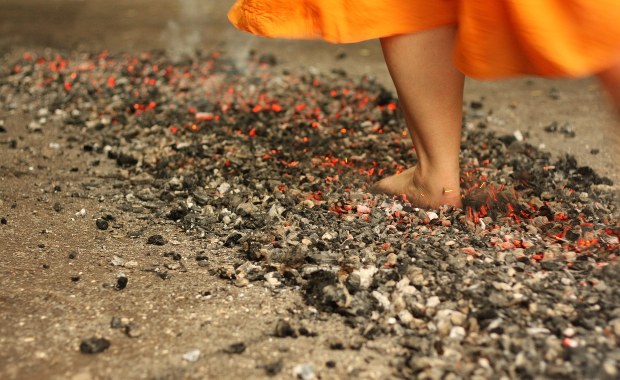 25 osób rannych po imprezie integracyjnej. Chodzili po rozżarzonych węglach