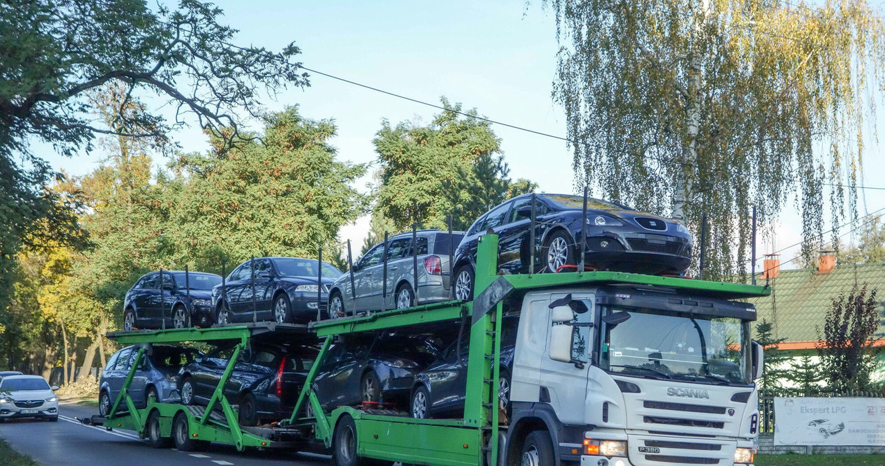 25 tysięcy zł nie pozwoli na zakup młodego samochodu w dobrym stanie /Piotr Kamionka /Reporter