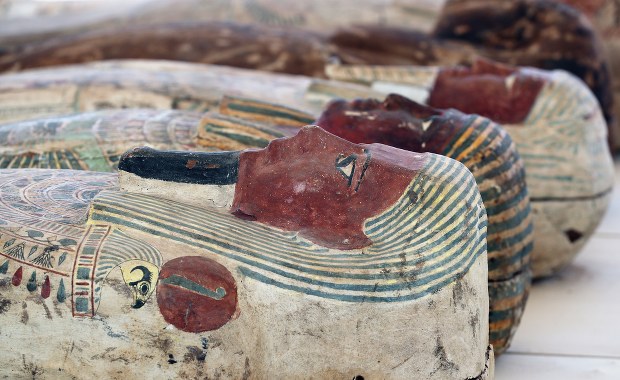 250 mumii w drewnianych sarkofagach. Niesamowite odkrycie w Egipcie 