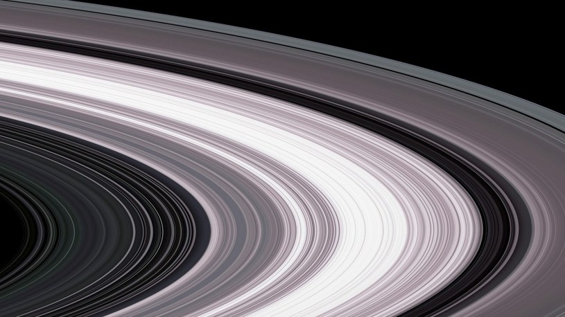 250 tysięcy kilometrów lotu nad pierścieniami Saturna. Rzeczywisty film z sondy Cassini /Geekweek