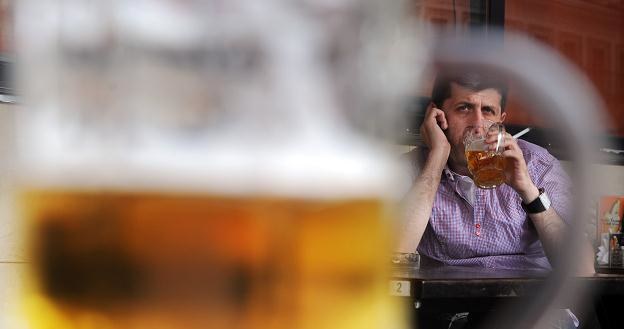 26,1 proc. skontrolowanych partii piwa było nieprawidłowo oznakowanych /AFP