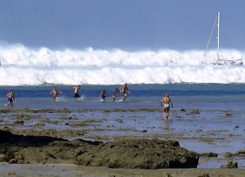 26 grudnia 2004, Hat Rai Lay Beach. Tsunami uderza w wybrzeże Tajlandii /AFP