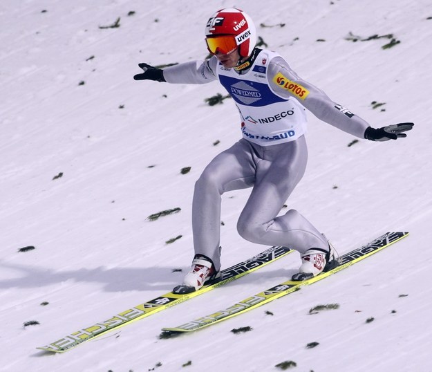 26 grudnia 2011. Kamil Stoch zdobywa złoty medal mistrzostw Polski na skoczni w Wiśle Malince /Andrzej Grygiel /PAP