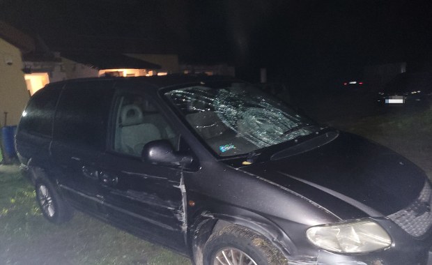 26-latek próbował autem taranować ludzi. Usłyszał zarzuty 