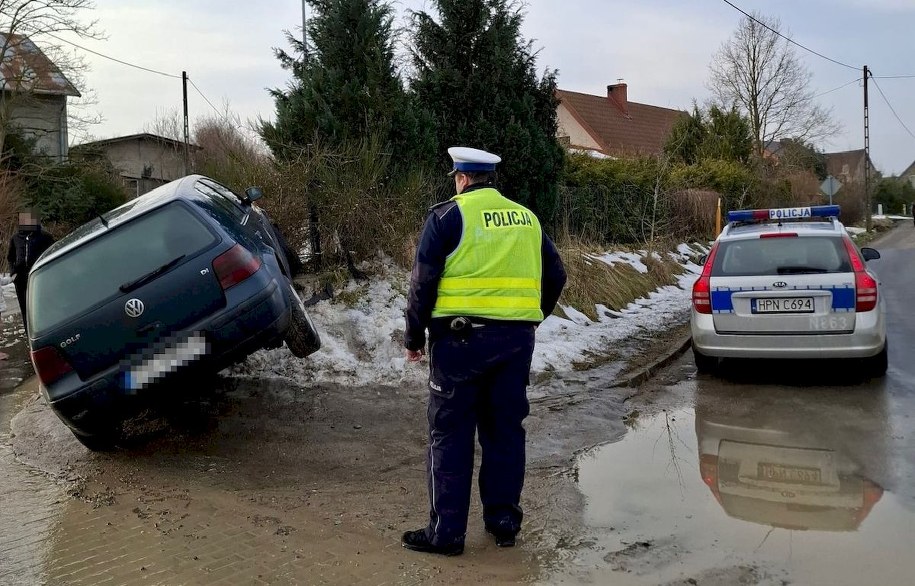 26-letni mieszkaniec gminy Kobylnica nie zatrzymał się do policyjnej kontroli, a po krótkim pościgu porzucił rozbity samochód, w którym zostawił żonę i 5-letnią córkę /Policja Pomorska /