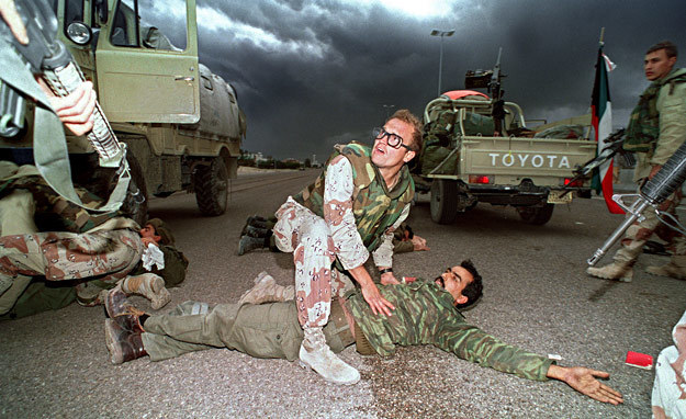 26 lutego 1991 r.: Marines przeszukują irackich żołnierzy na drodze 15 km od stolicy Kuwejtu /AFP