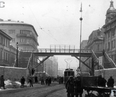 26 stycznia 1942 r. Zbudowano kładkę w warszawskim getcie