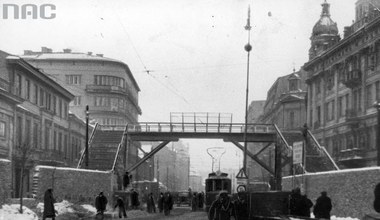 26 stycznia 1942 r. Zbudowano kładkę w warszawskim getcie