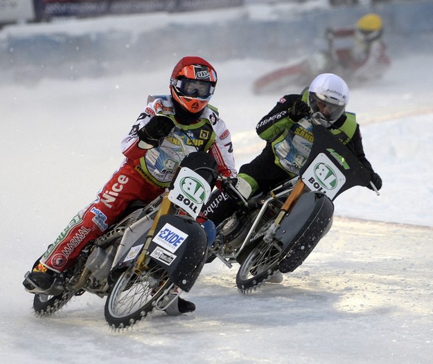 26 stycznia 2014. Grzegorz Knapp (po lewej) i Szwed Per Olov Serenius podczas VII Ice Racing Sanok Cup w Sanoku /Darek Delmanowicz /PAP