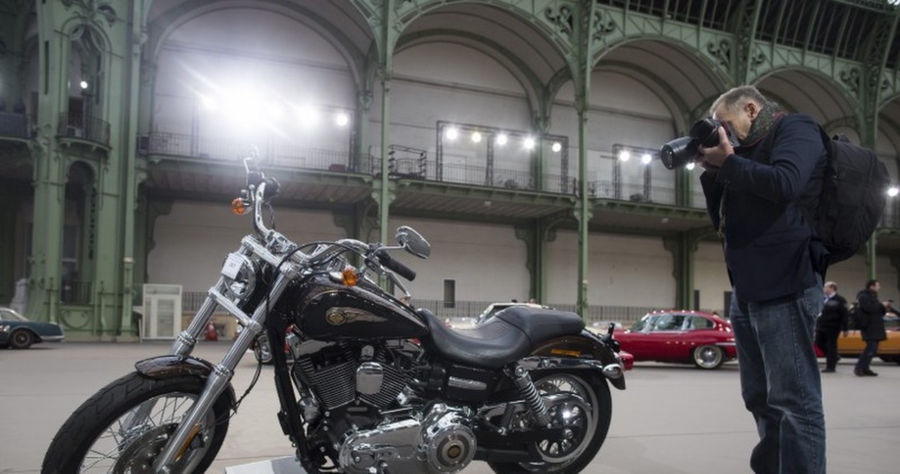 260 tys. euro za Harleya-Davidsona i kurtkę papieża