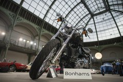 260 tys. euro za Harleya-Davidsona i kurtkę papieża
