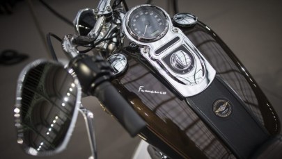 260 tys. euro za Harleya-Davidsona i kurtkę papieża