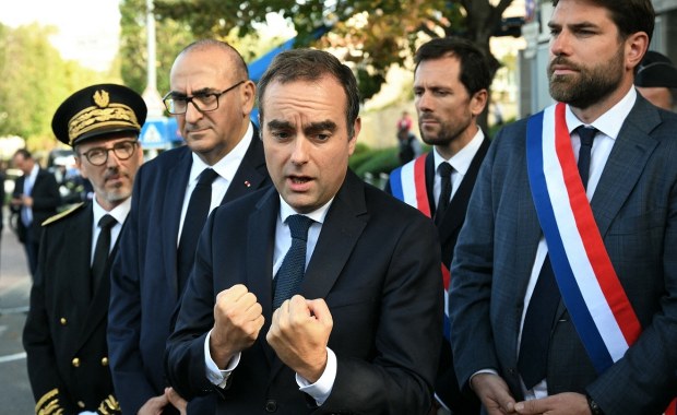 27-dniowy premier znów na stanowisku. Czy francuski rząd przetrwa?