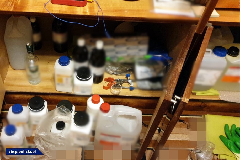 27 kilogramów trotylu miał w mieszkaniu zatrzymany dziś 47-letni mieszkaniec Płocka /CBŚP
