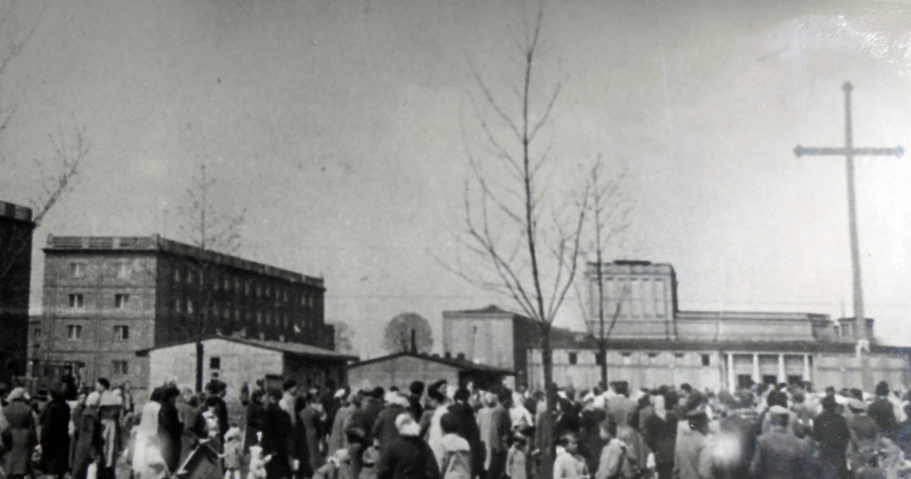 27 kwietnia 1960 r. Ludzie gromadzą się wokół krzyża, postawionego u zbiegu ulic Marksa i Majakowskiego. Fot. z archiwum IPN /Archiwum autora