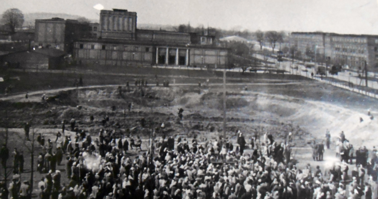 27 kwietnia 1960 r. Tłum zgormadzony wokół nowohuckiego krzyża (w tle budynek Teatru Ludowego). Fot. z archiwum IPN /Archiwum autora