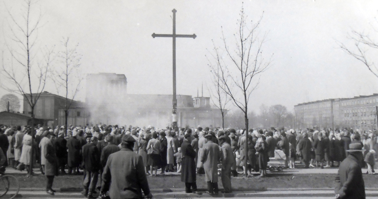 27 kwietnia 1960 r. Zgromadzenie wokół krzyża, który władze komunistyczne chcą usunąć. Fot. z archiwum IPN /Archiwum autora