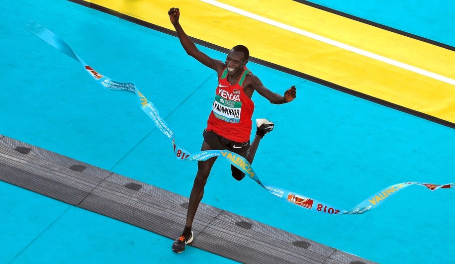 27-letni Kamworor ma złamaną kość piszczelową /	MANUEL BRUQUE /PAP/EPA