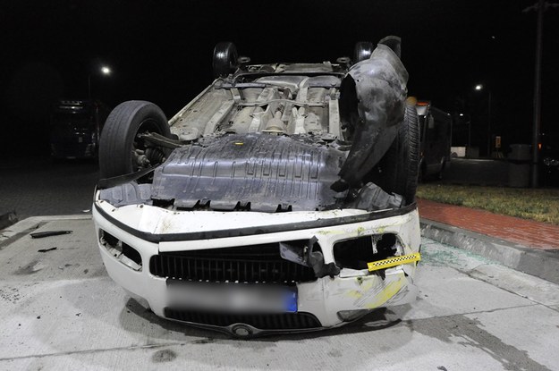 27-letni kierowca skody dachował samochodem po tym, jak uderzył w separator ruchu osłaniający dystrybutor /KPP Wyszków /