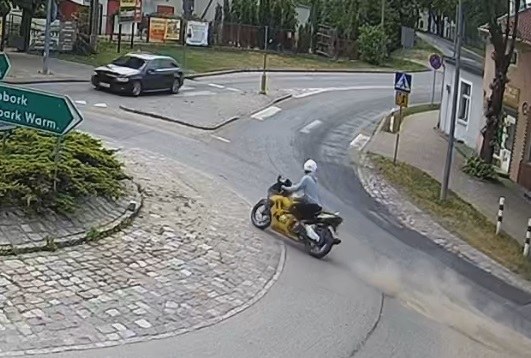 27-letni motocyklista za rajd przez Pasłęk zebrał prawie 200 punktów karnych, dostał 20 mandatów na ponad 35,5 tys. zł /Policja Elbląg /