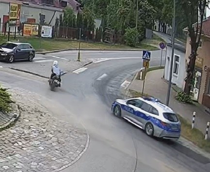 27-letni motocyklista za rajd przez Pasłęk zebrał prawie 200 punktów karnych, dostał 20 mandatów na ponad 35,5 tys. zł /Policja Elbląg /