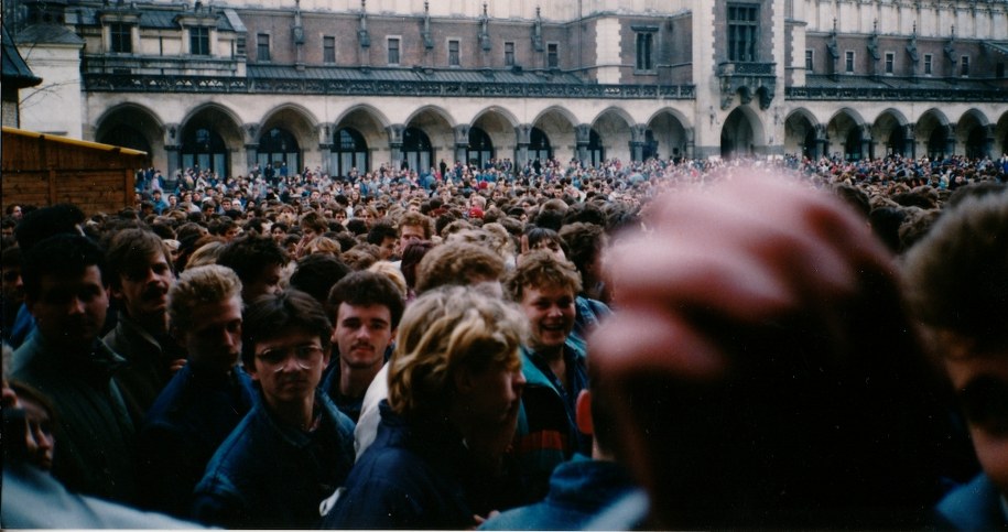 27 lutego 2020 roku minęła 30. rocznica oficjalnej Inauguracji Radia Małopolska FUN. Na zdj. tłum na krakowskim rynku, 27 lutego 1990 r. /RMF FM