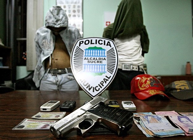 27 marca 2009 r.: Dwaj 15-latkowie zatrzymani za napad z bronią w ręku w jednej z dzielnic Caracas /AFP