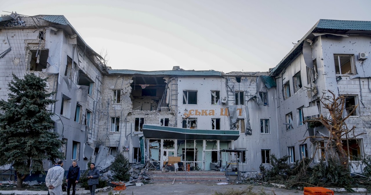 27 marca 2022, zniszczony przez rosyjski ostrzał szpital w mieście Wołnowacha w obwodzie donieckim na Ukrainie /Sefa Karacan/Anadolu Agency via Getty Images) /Getty Images