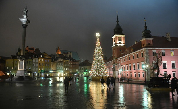 27-metrowa choinka rozświetliła plac Zamkowy w Warszawie