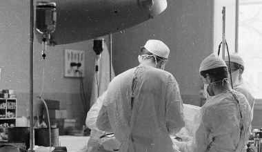 27 października 1971 r. Ryszard Kocięba przyszył dłoń