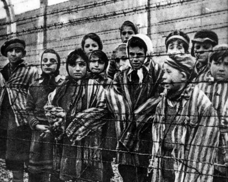 27 stycznia 1945 r. żołnierze Armii Czerwonej otworzyli bramy niemieckiego obozu Auschwitz. /	Mateusz Morawiecki /facebook.com