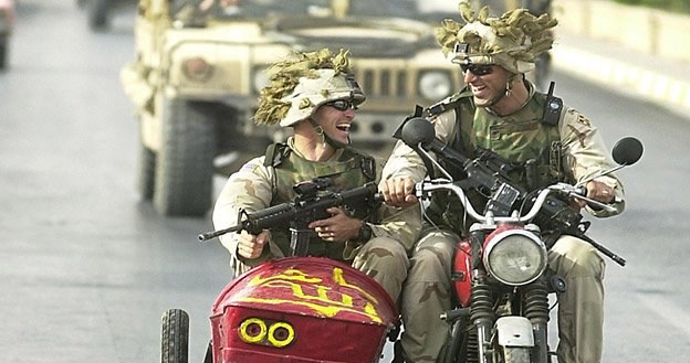 28.10.2003 r., Tikrit, Irak: Amerykańscy żołnierze jadą zarekwirowanym motocyklem z bocznym wózkiem /AFP