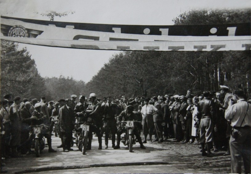 28 kwietnia 1935 r. Start do wyścigu motocyklowego w Strudze /Archiwum Tomasza Szczerbickiego