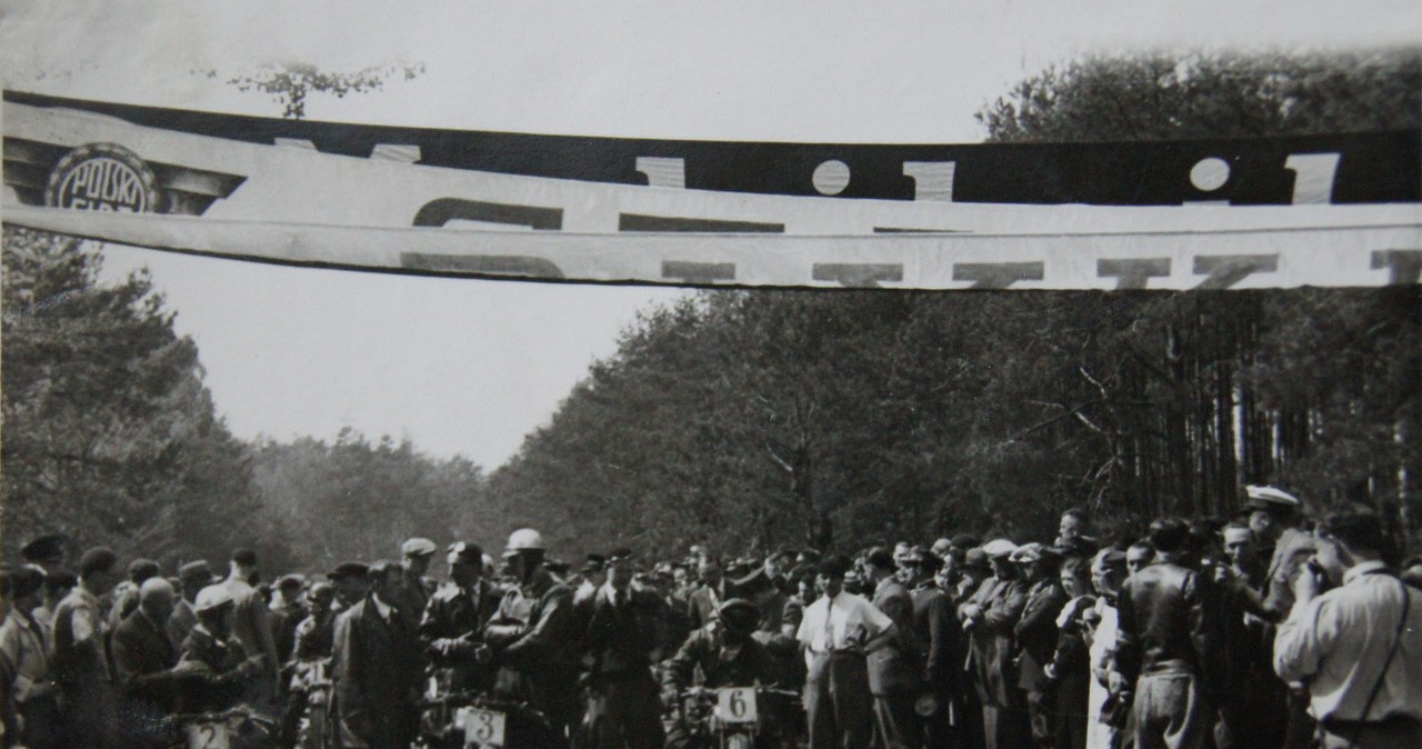 28 kwietnia 1935 r. Start do wyścigu motocyklowego w Strudze /Archiwum Tomasza Szczerbickiego